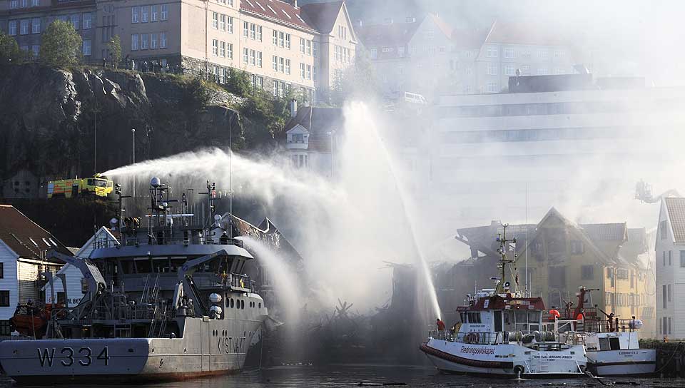 FRYKTER RAS:Tolv personer m�tte evakueres etter en kraftig brann i fire bygninger i Sandviken i Bergen natt til s�ndag. Brannvesenet opplyset at de hadde kontroll over brannen kort tid f�r kl. 09.30 s�ndag morgen. N� er fire til evakuert i frykt for at ett av byggene skal rase sammen og ta med seg nabohus.
