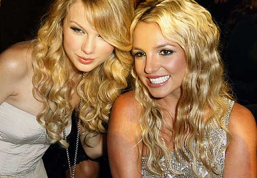 I FORM: Britney har lagt bak seg et par tr�blete �r der hun blant annet har mistet omsorgsretten til barna sine. P� MTV-showet s� hun bedre ut enn p� sv�rt lenge, og lot seg blant annet avfotografere med countrysangeren Taylor Swift.