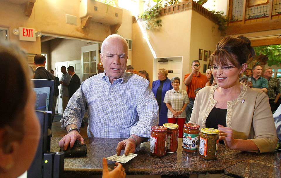 SALSA: John McCain punget i g�r ut for fire glass med salsa p� restauranten El Pinto i Albuquerque. McCain tror den siste suksessen p� meningsm�lingen for republikanernes presidentkandidtat skyldes  en Palin-effekt.