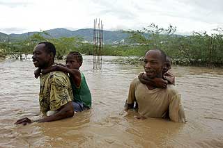 HUMANIT�R KATASTROFE: Haitiere pr�ver � forsere ei oversv�mt elv i n�rheten av hovedstaden Port-au-Prince. Anslagsvis 600 mennesker har omkommet i de fire stormene som har rammet �ystaten i l�pet av de tre siste ukene.