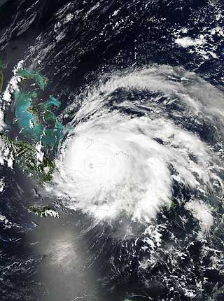 TRUSSEL: Satellittfoto av Ike over Cuba, Hispaniola og Bahamas. Etter � ha feid over Cuba tar orkanen ventelig veien mot s�rlige USA.