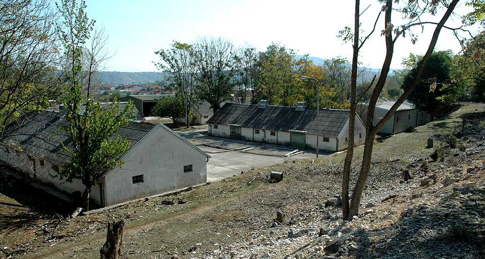 FANGELEIREN: I Dretelj leir i kommunen Capljina i Bosnia ble 170 serbiske kvinner og menn holdt fanget under krigen. Flere av dem ble torturert.