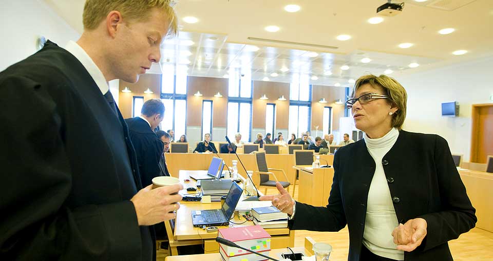 F�RSTE KRIGSFORBRYTER-RETTSSAK: Aktor, statsadvokat P�l K. L�nseth, mener tiltalte har beg�tt overgrep mot flere serbere under krigen. Her sammen med tiltaltes forsvarer advokat Heidi Bache-Wiig.