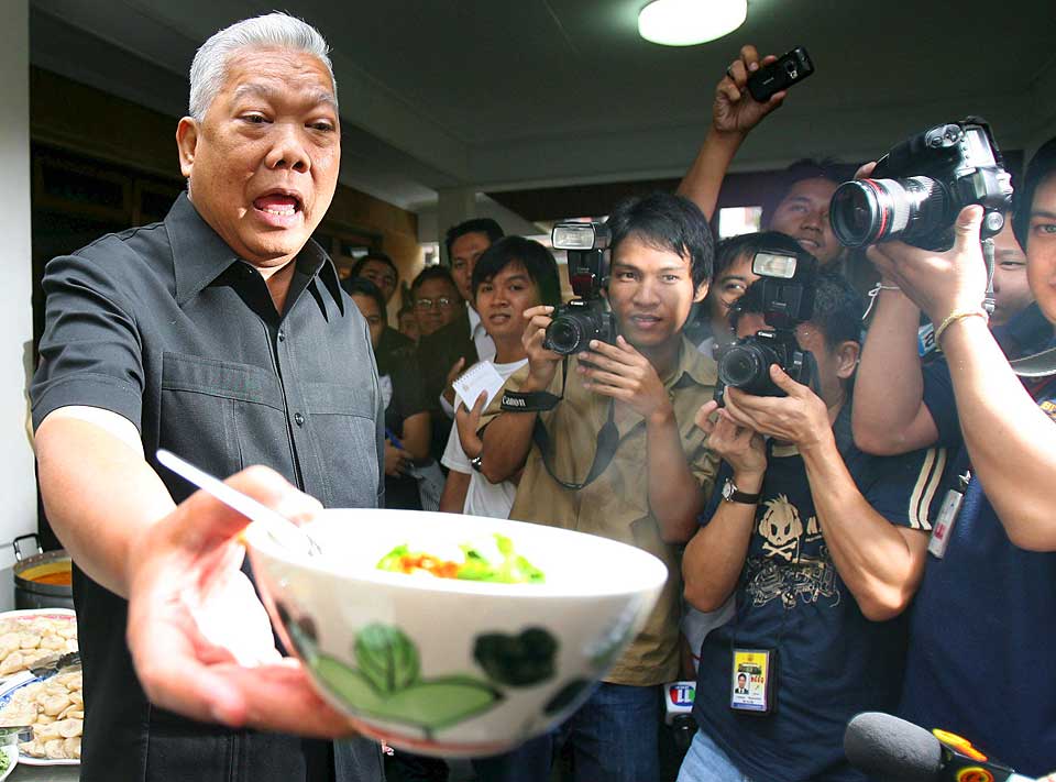 POLITIKER OG KOKK: Dette bildet av Thailands statsminister ble tatt i Bangkok like etter at han ble innsatt som statsminister.