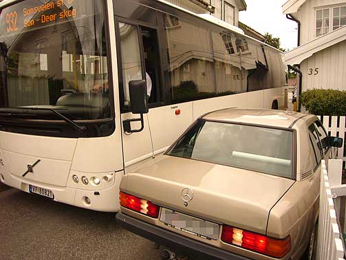 TRAFIKKORK: Den store bussen er unntatt 12-meters regelen, men f�r seg en utfordring n�r den m�ter andre biler i Storgata i Son.