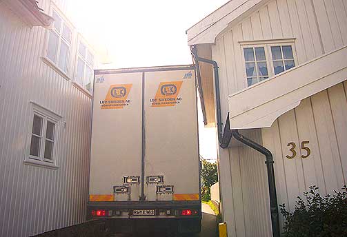 TRANGTRAFIKK: Lastebilen lirker seg forbi mellom de �rverdige husene i Son.