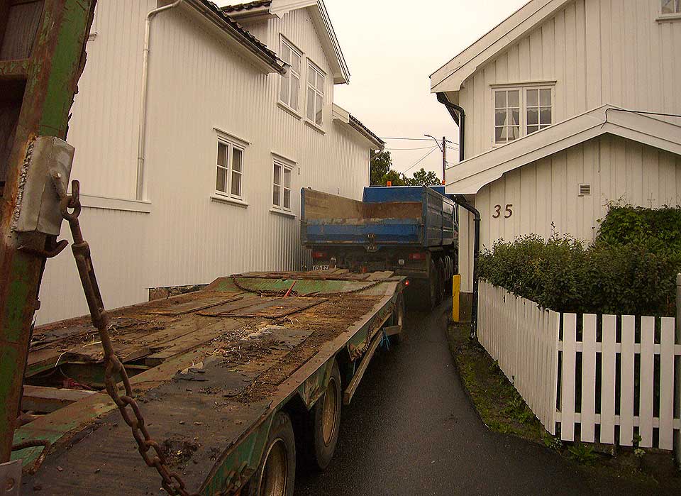 SMAL STORGATE: Maks 12 meter er lengden kj�ret�yet ditt skal m�le for at du skal ha loven p� din side n�r ferdes igjennom Storgata i Son. Dette gir yrkessj�f�rene blaffen i, if�lge beboerne i gata i Akershus-kommunen.