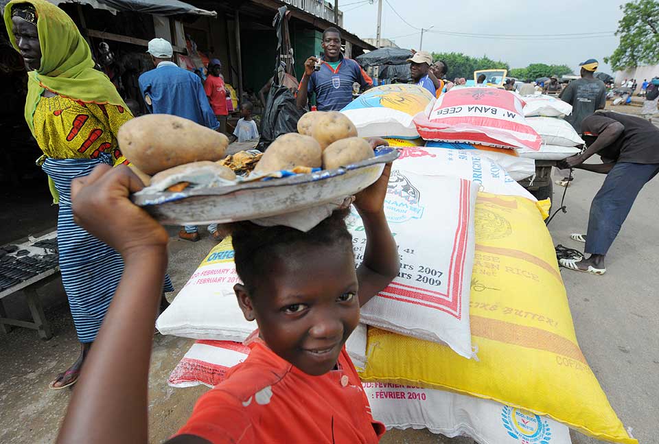 MATKRISE: Denne gutten selger poteter p� et market i Elfenbenskysten. En britisk forsker mener Afrika b�r produsere genetisk modifisert mat som t�ler t�rke bedre.