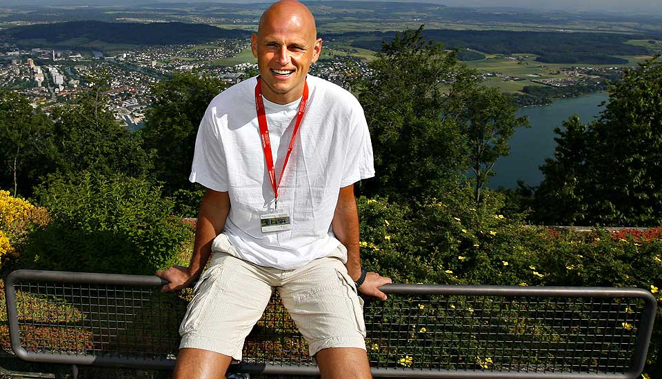 LEI AV SP�RSM�LET: St�le Solbakken er jevnlig blitt spurt om jobben som norsk landslagssjef det siste �ret, og begynner � bli lei. FCK-treneren har tre �r igjen av kontrakten sin. Den kommer han til � fullf�re, garanterer FCK-direkt�r Flemming �stergaard.
