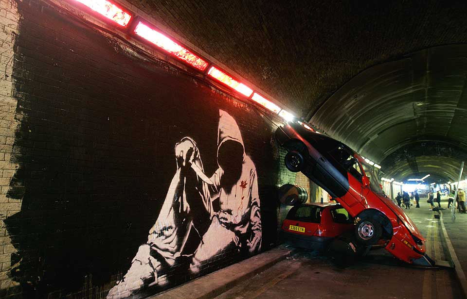 SPRAYBOKSFESTIVAL: The Cans Festival Tunnel i London begynte f�rste helga i mai. Her er en av Banksys installasjoner. Fortsatt er det meste av grafittien uber�rt. Og du kan se dem helt gratis ut september.