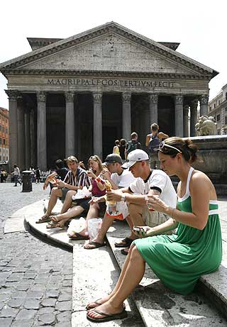 PANTHEON: Tempelet, som ble oppf�rt p� rundt �r 120, er �pent alle dager. Inngang er gratis.