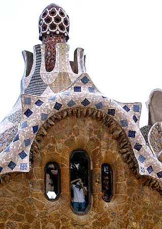 GAUDIS PARK: DEt er ingen tvil om hvem som st�r bak byggverkene i Park G�ell i Barcelona.