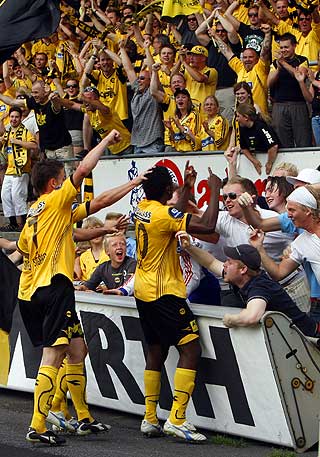 UTEN ST�TTE I 15 MINUTTER: LSK-spillerne jubler her sammen med Kanarifansen. Til helga m� de klare seg uten tribunest�tte det f�rste kvarteret.