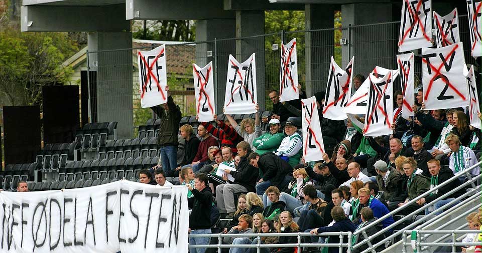 MISTET FESTKVELDEN: HamKam- og Str�msgodset-supporterne demonstrerte i mai, da 16. mai-kampen mellom de to lagene ble forskj�vet tre dager. Nye rutiner for flytting av kampene er ett av kravene til Supporter-Norge.