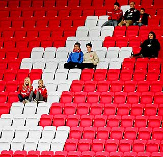 FRYKTER TOMME SETER: Prisniv�et er h�yere i mange av de st�rste ligaene i Europa, men NSA frykter for framtida.