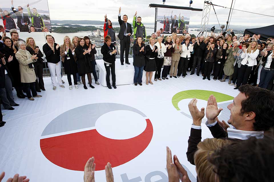 NY LOGO: Postens nye logo ble m�tt med applaus da den ble avduket p� taket av Postgirobygget sist fredag.