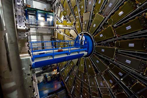 VOLDSOMME DIMENSJONER: En av detektorene som skal fange opp resultatene av LHCs partikkelkollisjoner. Foto: CERN