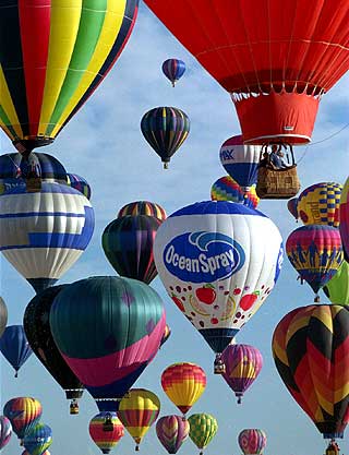 H�YT TIL V�RS: Under den �rlige ballongfestivalen i Albuquerque i New Mexico letter 700 ballonger i l�pet av noen festivaldager. Det er et spesielt syn.