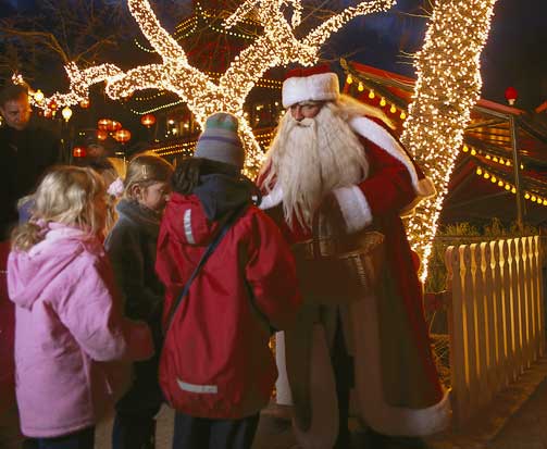 BES�K AV NISSEN: I K�benhavn feirer de jul i seks uker. �n million bes�kende legger turen innom Tivoli for � f� litt julestemning.