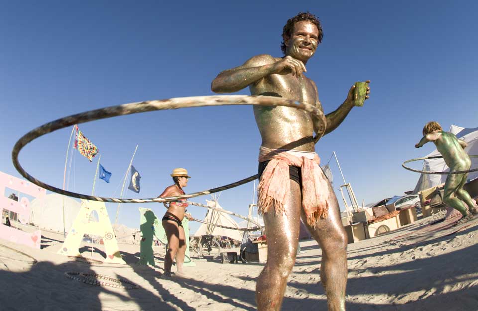 �RKENFEST:I leiren Glans, som er en av over hundre tematiske leire under Burning Man-festivalen, handler det om metallik kroppsmaling, glitter og � str�le i kapp med �rkensolen. Wally fra San Luis Obispo i California har deltatt flere ganger og sier det er bare �n regel i leiren: Ingen f�r lov til � kroppsmale seg selv, og man m� be en annen deltaker om � str� glitter over seg, slik at man kan vise seg i all sin glans.