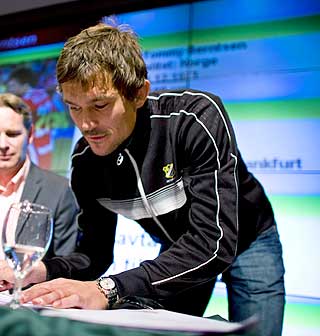 BLIR LENGE: Tommy Berntsen signerte ogs� ny Lyn-kontrakt og avgjorde med det samme at han fortsetter i klubben ogs� etter spillerkarrieren.