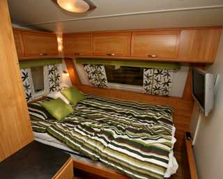 SOV GODT: En bred dobbeltseng venter deg dersom du overnatter i campingvogna �Polar Glacier�.