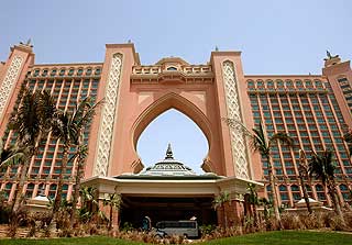 ATLANTIS: Hotellet har 1500 rom, akvarium, badeland og restauranter med utsikt til fiskene.