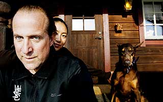 DOBERMANN: Peter Stormare p� hytta i Sverige med sin japanske kone Toshimi og dobermannen Garbo.