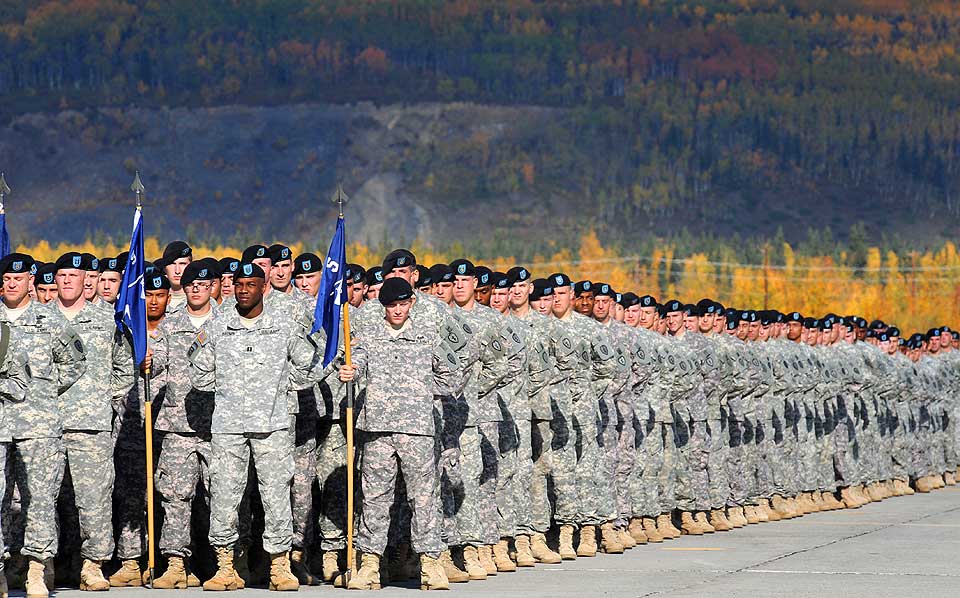 SKAL I KRIGEN: 4000 soldater fra Alaska blir hilst farvel av visepresidentkandidat Sarah Palin f�r de drar til Irak p� 12 m�neders tjeneste.