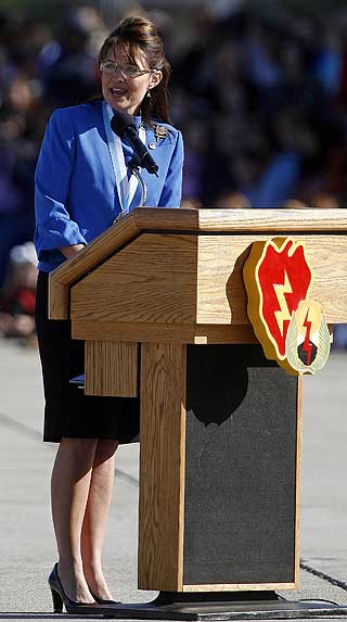 SOLDATMOR: Sarah Palin �nsket s�nnen Track og hans 3999 medsoldater lykke til i Irak.