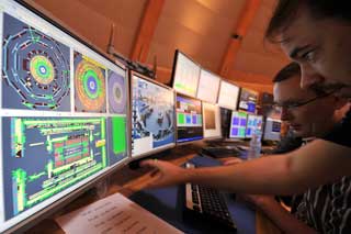 FORSKER: Cern har 2600 ansatte, samt om lag 6500 forskere på heltid eller deltid fra 500 universiteter og forskningsinstitutter over hele verden.
