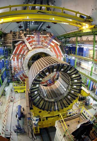 LHC: Dette er maskinen LHC. Den er verdens kraftigste partikkelakselerator. Den produserer stråler med sju ganger høyere energi enn tidligere konstruerte akseleratorer.