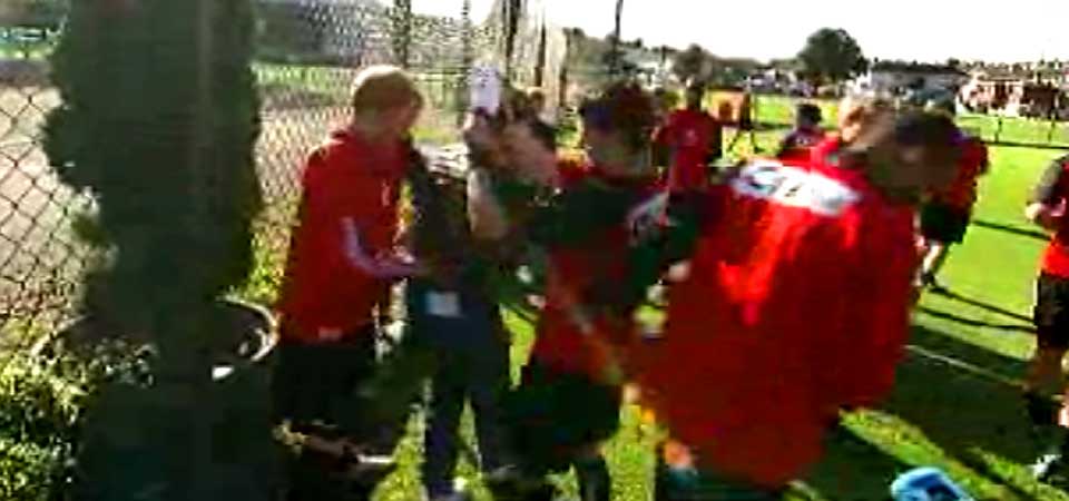 OMRINGET TV 2s REPORTER: Brann-spillerne ble fortalt at TV 2 hadde smuglet inn en mikrofon p� et hemmelig m�te torsdag, og ga kanalens utsendte en l�repenge p� fredagens trening. - I ettertid forsvarer Brann handlingen, men beklager at informasjonen de handlet p� bakgrunn av var feil. Det blir relativt stakkarslig, sier TV 2s fotballsjef Vegard Jansen Hagen til Dagbladet.no.