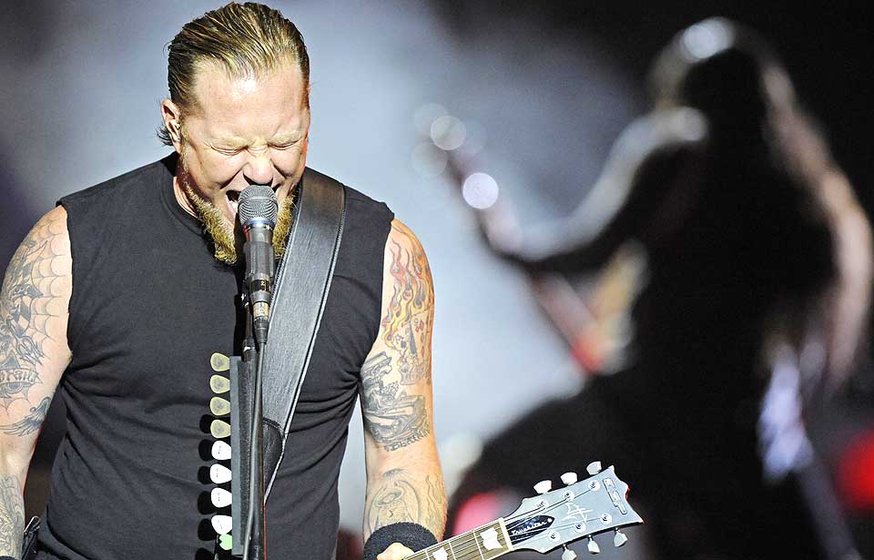 TILBAKE TIL R�TTENE: Metallica greier langt p� vei �    gjenskape stemningen fra sine tidlige plater, men plages av til dels sviktende kondis og skurrende produksjon, mener v�r anmelder. Her er Metallica-vokalist James Hetfield under en konsert i Berlin i g�r, i anledning den nye skiva.
