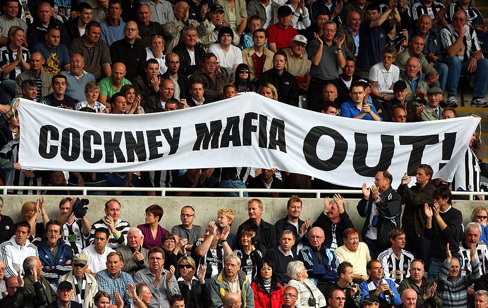 UT MED MAFIAEN: Dette banneret var myntet p� sportsdirekt�r og cockney (person fra London) Dennis Wise. Newcastle-fansen er rasende etter at Kevin Keegan ble presset ut av managerjobben.