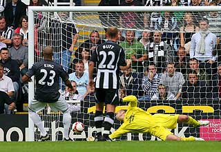 SCORET TO: Marlon King scoret s�vidt p� dette straffesparket i 1. omgang. Etter pause scoret han ett til, og Hull vant kampen 2-1.