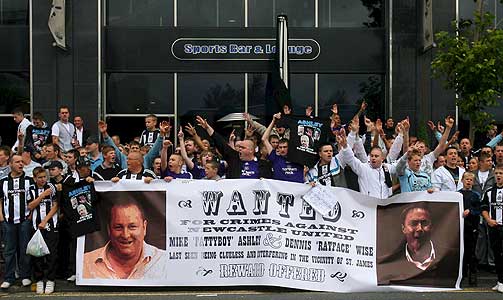 DEMONSTRERTE F�R KAMPSTART: Newcastle-fansen str�mmet til St. James Park i god tid f�r avspark, for � vise sin misn�ye med klubbpresident Mike Ashley og sportsdirekt�r Dennis Wise.
