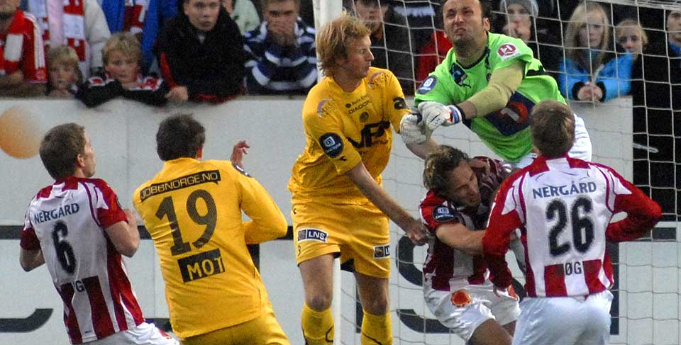 STJERNESMELL: Tore Reginiussen fikk Sead Ramovic' kne i hodet. Midtstopperen ble fraktet bl�dende ut fra Alfheim.