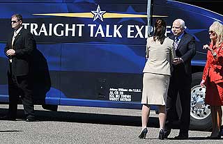 IKKE MER STRAIGHT TALK: John McCain har en straight talk-buss. Men han har g�tt bort fra sin gamle straight talk-taktikk, og valgt en mer offensiv linje.