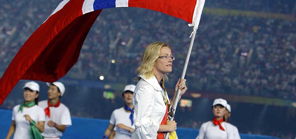 TOK NORGES F�RSTE GULL: Cecilie Drabsch Norland var 11 hundredeler foran amerikanske Amanda Everlove, og tok gull p� 50 meter fri. Her b�rer hun det norske flagget under �pningsseremonien-