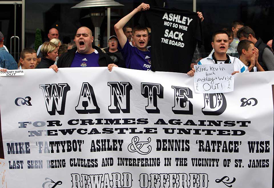 PRESSER EIEREN UT: Rasende Newcastle-fans ropte p� Mike Ashleys avgang f�r Hull-kampen l�rdag. N� ser det ut til at de f�r viljen sin.