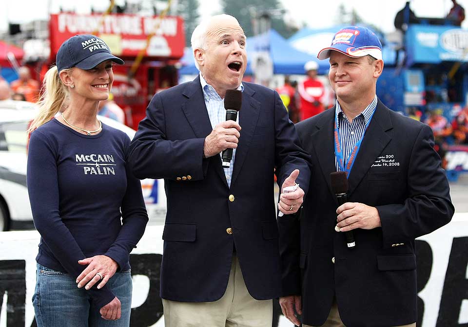 P� MOTORBANEN: John McCain stilte i helga opp p� et Nascar-l�p. Han framst�r energisk, men en av hans st�ttespillere mener han utsettes for aldersdiskriminering av demokratene.