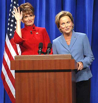 PARODI: Sarah Palin og Hillary Clinton i Tina Fey og Amy Poehlers skikkelser.