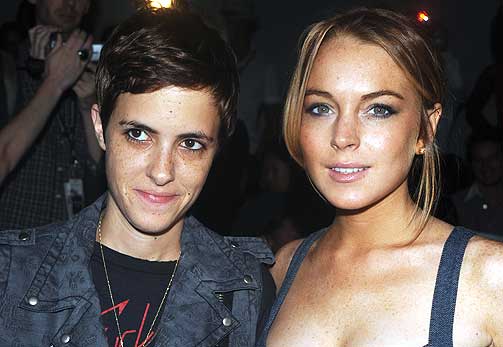 HOMOFOB-ANKLAGER: Samantha Ronson og Lindsay Lohan fyrer l�s mot Sarah Palin i en ny bloggpost.
