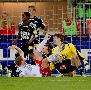 FRYKTET R�DT KORT: Landslagskeeper Jartein hadde gult kort fra f�r, og han innr�mmer at han fryktet � f� et til etter at han framprovoserte Kvisviks sinne.