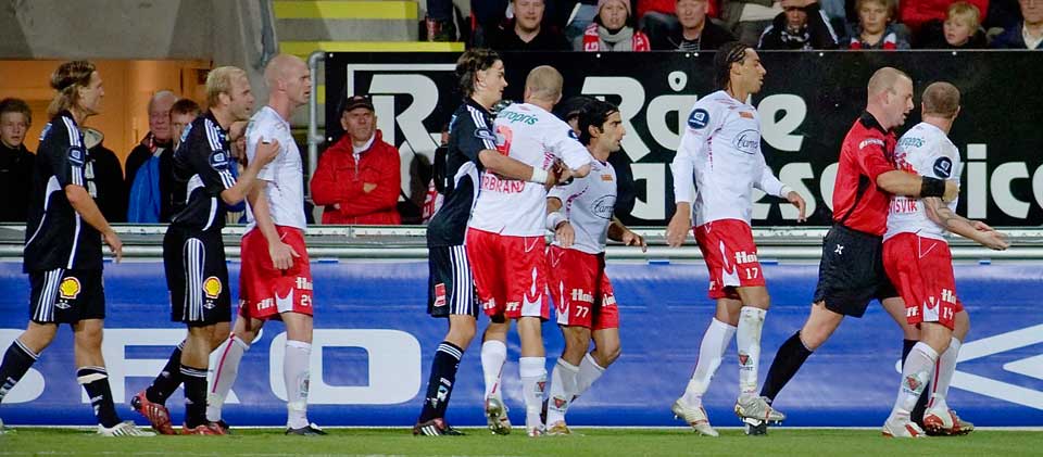 RASENDE: Dommer Kjetil S�len m�tte dra Raymond Kvisvik av banen.