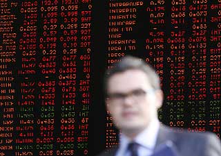 TUNGT: En megler f�lger den australske b�rsen, som stupte mer enn 2,7 prosent tirsdag.