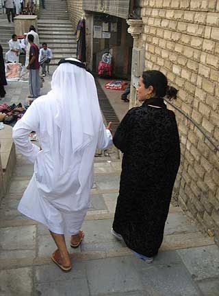 ET MER LIBERALT SAUDI-ARABIA? Yasmin g�r derimot med utildekket hode sammen med faren sin.