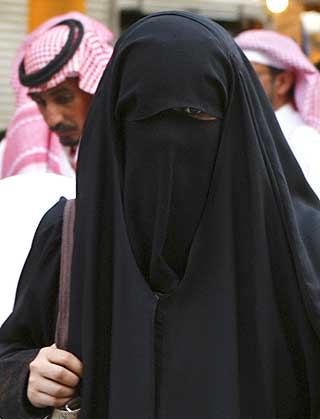 TYPISK: De fleste kvinnene i Saudi-Arabia g�r kledd slik som kvinnen p� bildet, med abayah, hijab og niqab foran ansiktet.