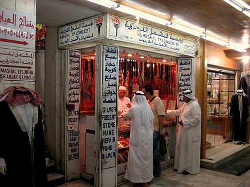 MANNSVERDEN: Saudi-Arabia har tradisjonelt v�rt en mannsverden hvor kvinner har tatt en liten synlig plass i samfunnet. Her fra gullmarkedet i havnebyen Jeddah.